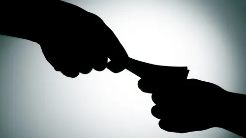 Subofiţer MApN, prins în timp ce primea mită 300 de lei pentru a transfera o persoană la IPJ Timiş