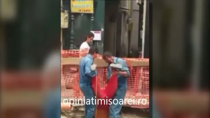 SCENE DE GROAZĂ. Şi-au legat un coleg cu o funie de picioare şi l-au băgat în canalizare