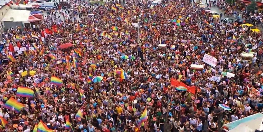 Zeci de mii de manifestanţi la Istanbul pentru drepturile homosexalilor şi ÎMPOTRIVA lui Erdogan