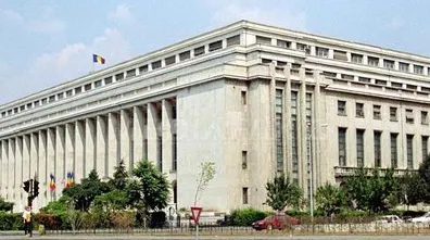 REVOLUŢIONARII PROTESTEAZĂ la sediul Guvernului