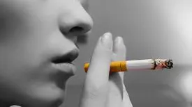 La cât timp după trezire fumezi prima ţigară? Riscul de a face cancer depinde de acest lucru