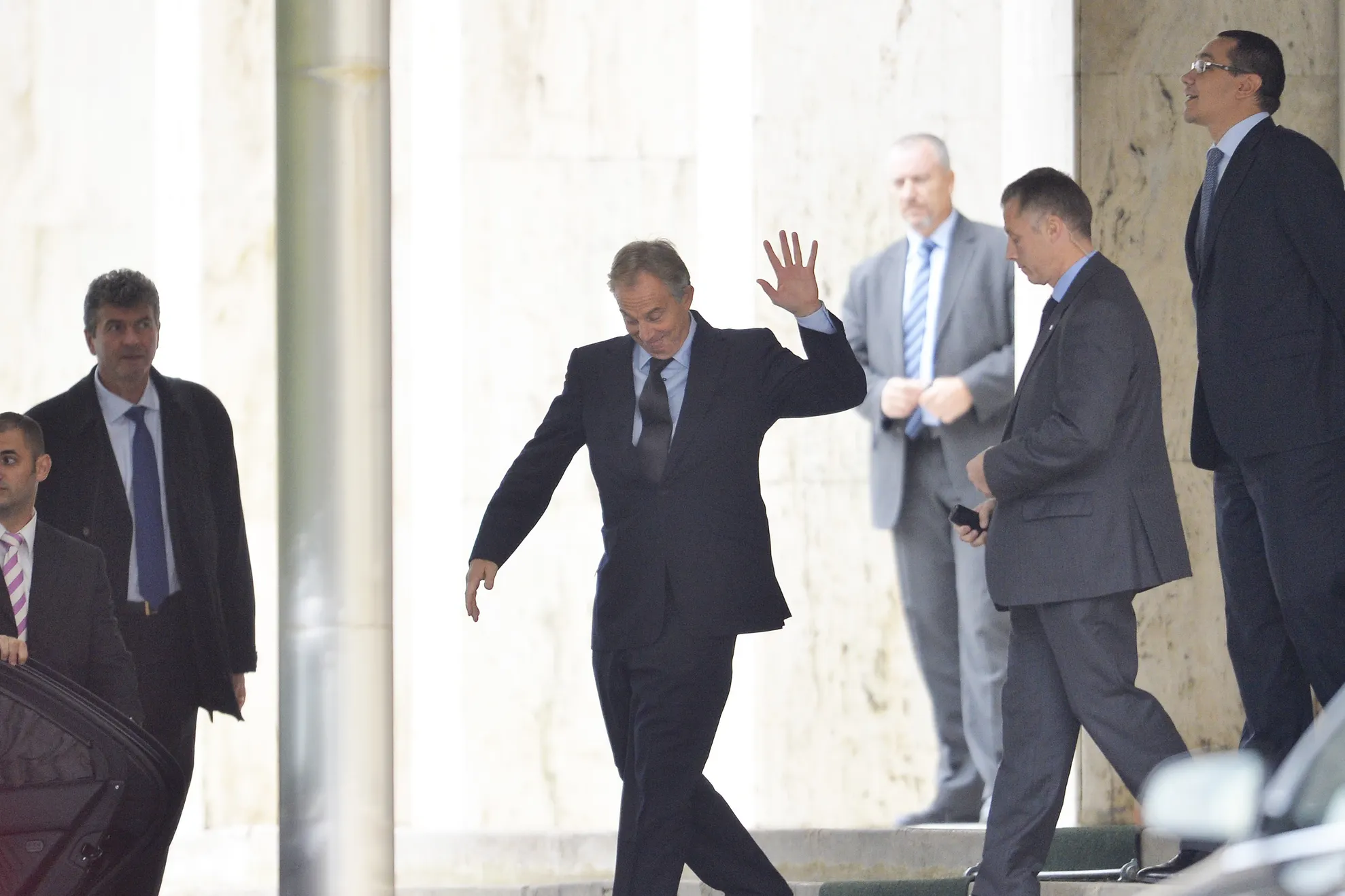 FT: Tony Blair are contracte de consiliere în România