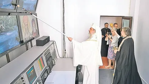 NU E O GLUMĂ! Patriarhul Daniel a sfinţit studiourile TV cu TRAFALETUL - FOTO