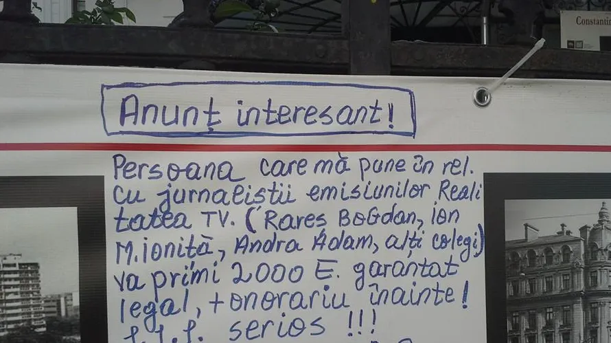 Mesajul scris pe un panou din București de care râde toată lumea