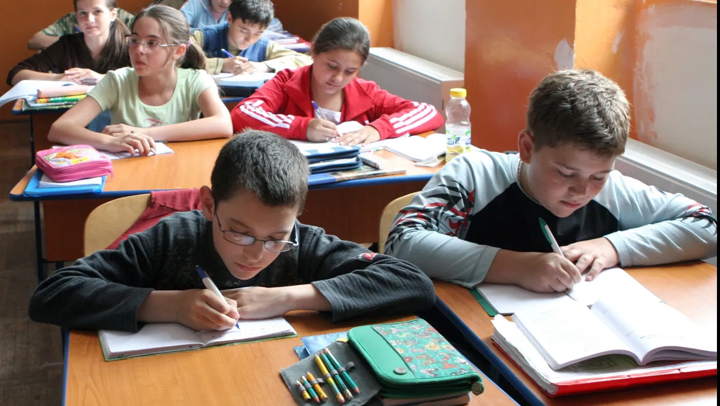 ANUL ŞCOLAR 2014-2015: Câte zile de vacanţă şi de cursuri vor avea elevii 