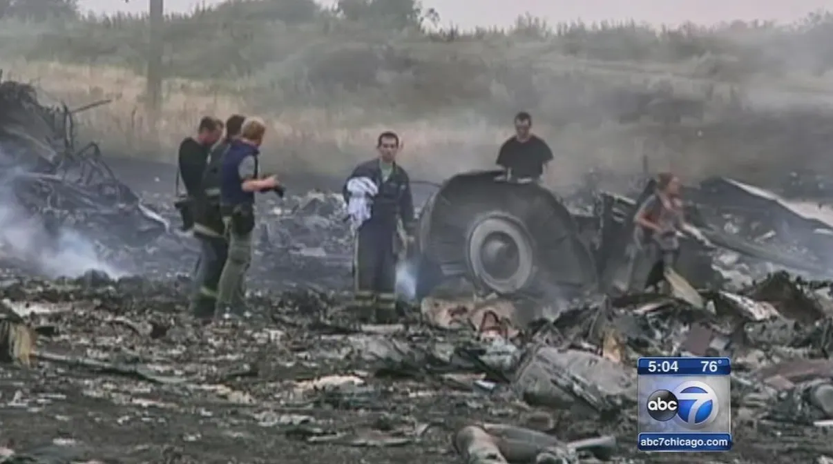 AVION DOBORÂT UCRAINA: "Am văzut OAMENI CĂZÂND DIN CER"
