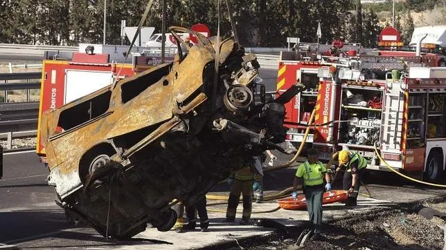 8 ROMÂNI au MURIT într-un accident în Spania: 6 adulţi şi 2 copii. Microbuzul lor, CARBONIZAT