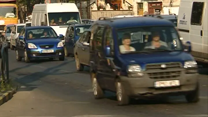 AMENZI TOT MAI GREU DE SUPORTAT. Noile majorări i-au scos din minţi pe şoferi