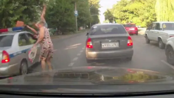 A scăpat nevătămată după ce a fost lovită de mașina poliției