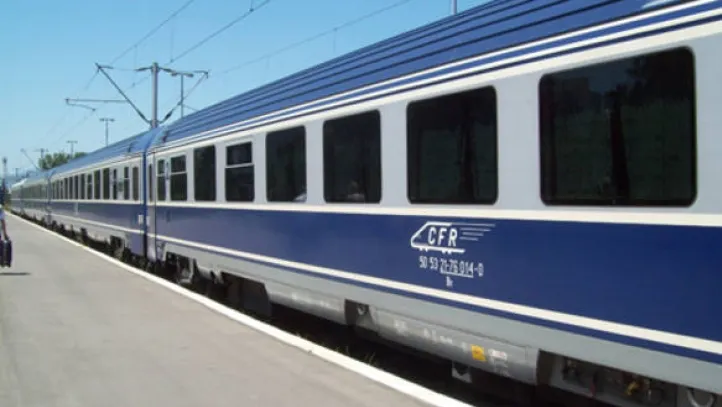 Tren de pasageri deraiat după ce a lovit un camion: doi morţi şi trei răniţi