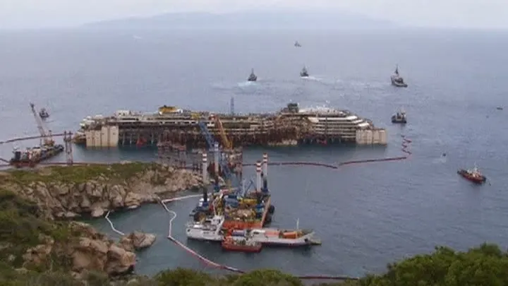 Vasul Costa Concordia a fost adus la suprafaţă