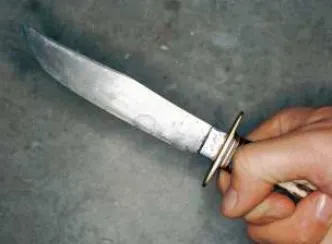 Învăţătoare ÎNJUNGHIATĂ MORTAL de către mama unui elev, în faţa copiilor