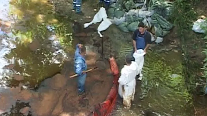 Dezastru ecologic în Dâmboviţa. S-a spart o conductă de petrol 