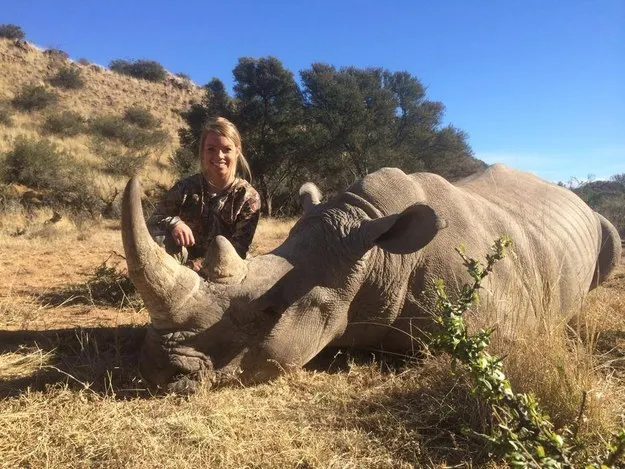 Are 19 ani şi a postat pe Facebook fotografii alături de animalele ucise. Ce a urmat