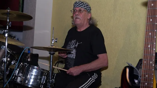 DOLIU ÎN LUMEA MUZICII româneşti. Un cunoscut toboşar A MURIT