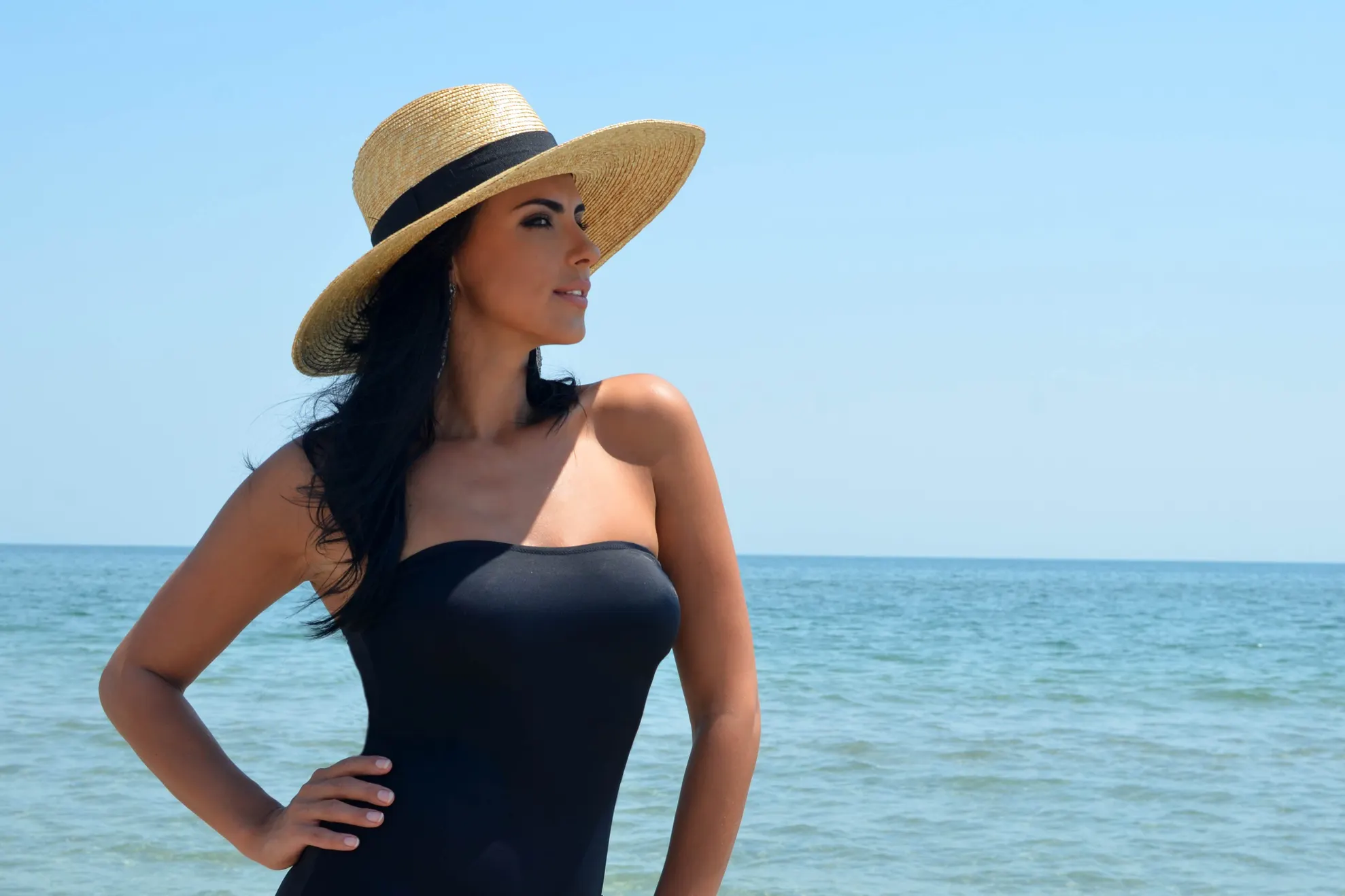 Lavinia lansează "Explodez"! Vezi imaginile care au încins internetul! 