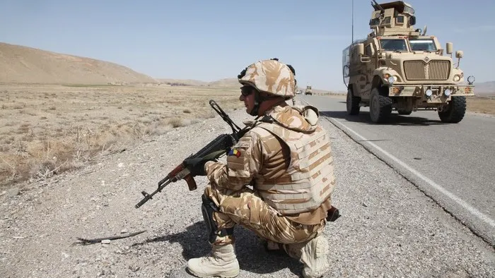 EROI UMILIŢI. Repatrierea militarilor din Afganistan, făcută în bataie de joc