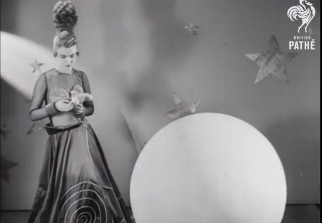 IMAGINI INCREDIBILE. Cum îşi imaginau designerii de modă în 1939 hainele viitorului