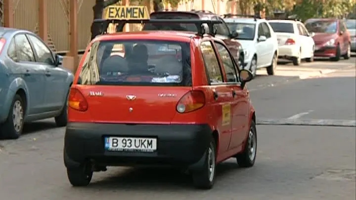 PERMISUL, TOT MAI GREU DE OBŢINUT. Proba practică le dă bătăi de cap viitorilor şoferi