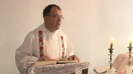 Un preot este tată pentru zeci de copii 