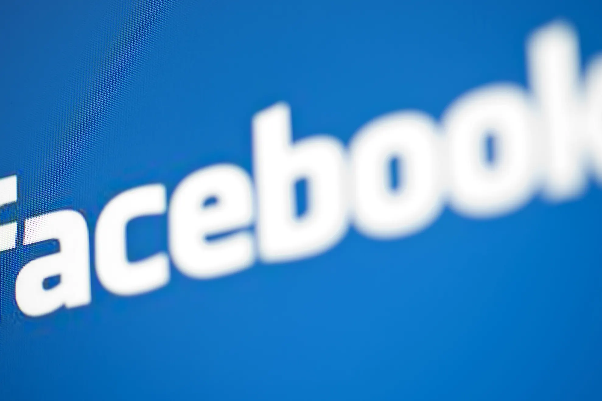 Reţeaua de socializare Facebook, acuzată de încălcarea confidenţialităţii de 17.000 de utilizatori