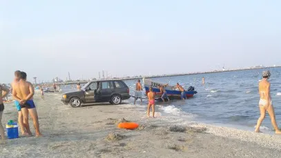 Ce face un cocalar cu jeep pe plaja de la Năvodari
