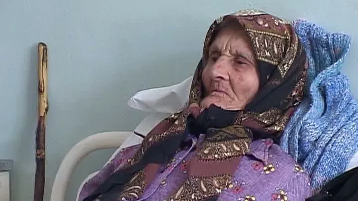 Batrâna de 96 de ani care n-a fost niciodată la SPITAL.Trăieşte într-o SĂRĂCIE LUCIE,dar e SĂNĂTOASĂ