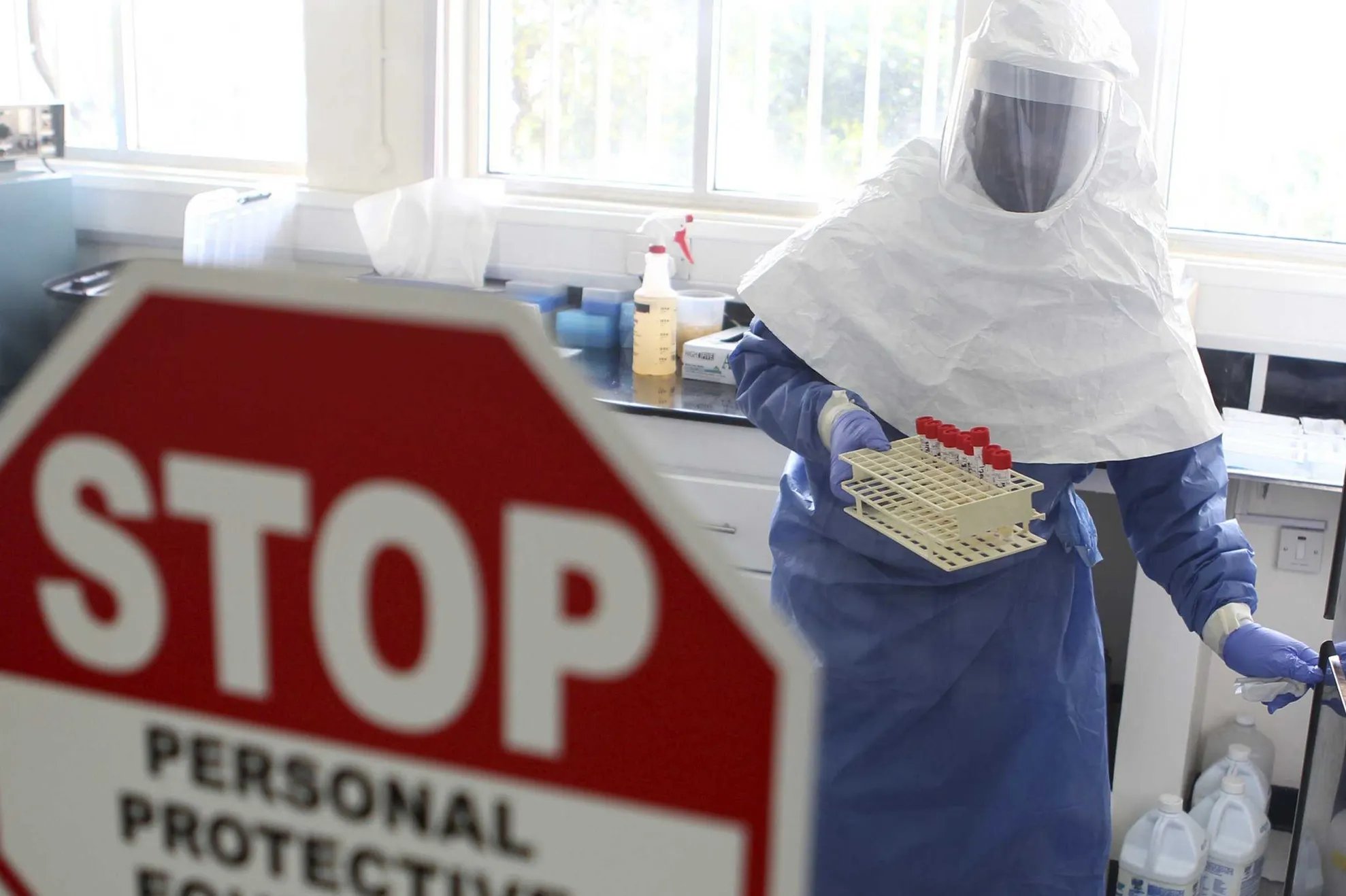 Scenariu HORROR: Cum poate ajunge virusul EBOLA la București