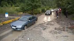 Călimănești-Căciulata inundată complet marți seara în urma unei averse de ploaie 