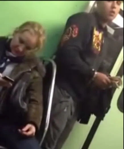 Iată cum ţi se fură telefonul la metrou. Imagini incredibile!