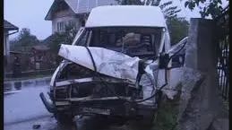 MICROBUZ LOVIT de un autotren. Şapte persoane au fost rănite