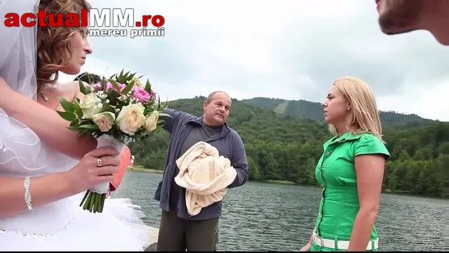 SITUAŢIE JENANTĂ pentru o MIREASĂ care a vrut să facă poze pe malul unui lac. Ce a păţit?
