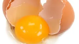 GĂLBENUŞUL sau ALBUŞUL? Cum recomandă medicii să mâncați ouăle