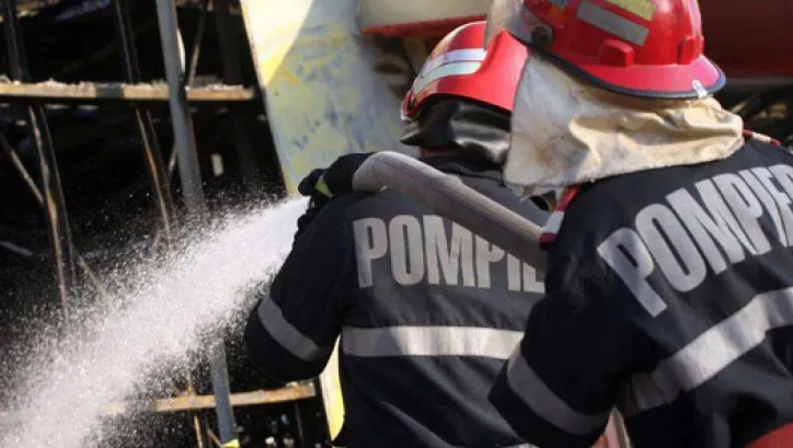 Un microbuz A ARS ca o TORŢĂ la SEMAFOR, în timp ce aştepta culoarea VERDE  