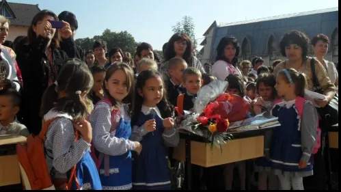 Candidaţii la prezidenţiale s-au promovat la început de an şcolar