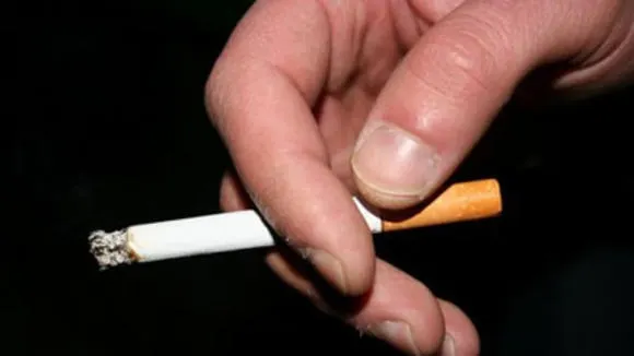 Ce a păţit o tânără după ce a fumat o ţigară pe plajă