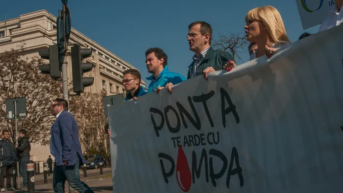 Mesaje ANTI-PONTA la marșul PMP: "Ponta pentru noi este Ceaușescu doi"