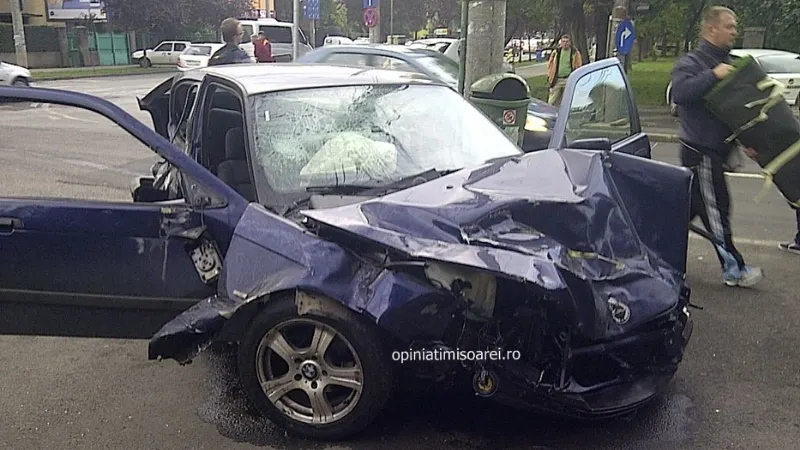 IMPACT VIOLENT între un BMW şi o dubiţă: doi răniţi 