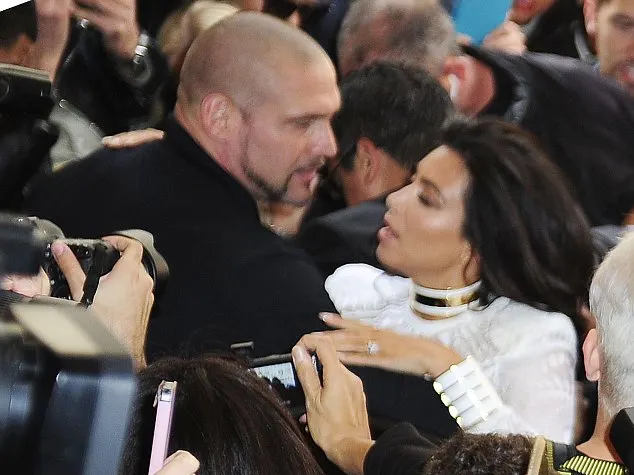 Kim Kardashian, AGRESATĂ la Săptămâna Modei la Paris - VIDEO