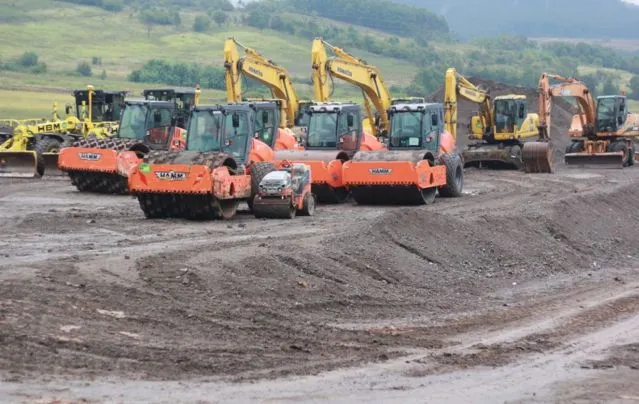 CNADNR dă asigurări că se lucrează pe autrostrada Sibiu-Orăștie, imaginile filmate spun altceva