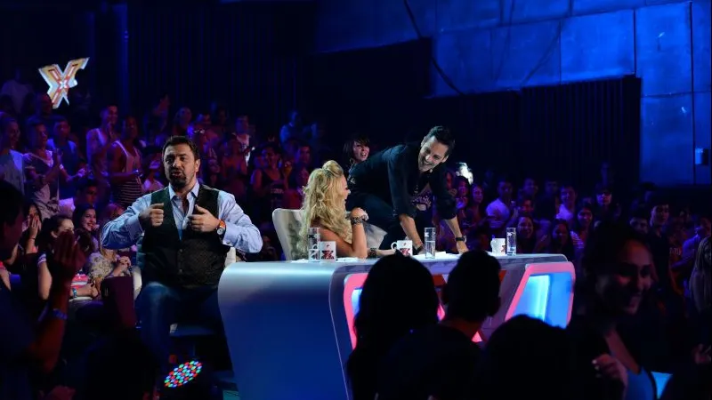 X FACTOR. SCENE INCREDIBILE. Ștefan Bănică, surprins dansând pe masă