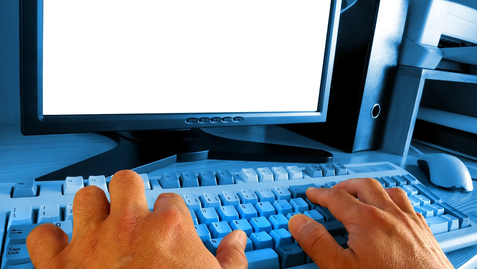 CSAT: Guvernul să introducă în şcoli pregătirea obligatorie privind securitatea cibernetică