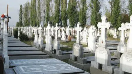 Un preot a refuzat să îngroape o femeie săracă fără 1.000 de lei