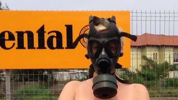 O soprană din Timişoara s-a fotografiat nud şi cu o mască de gaze pe faţă