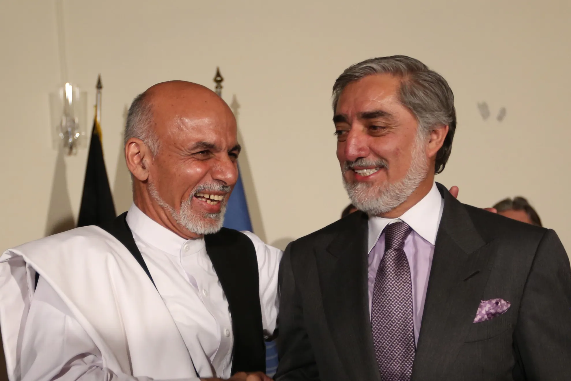 Afganistan: Cei doi candidați la președinție vor semna un acord de partajare a puterii