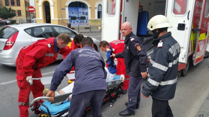 DESCARCERARE EXTREMĂ la Braşov. Cum au încercat pompierii să salveze o femeie într-un fast food