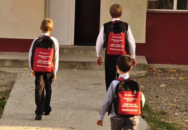 POLITICA în ŞCOALĂ. Ghiozdane roşii, de la PSD pentru elevii din Bacău