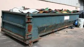 Un muncitor român din Dublin a returnat 3.000 de euro găsiţi la container