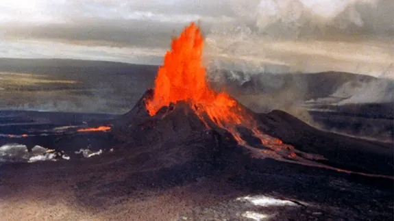 Un alt vulcan a ERUPT. Autorităţile au decretat STARE DE URGENŢĂ
