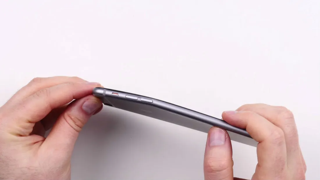 Samsung a UMILIT Apple cu un gadget din 2013. iPhone 6 costă mult, dar rezistă puțin